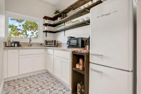 Avenida Apartment on the Avenue, Large Event Friendly Outdoor Space with Lights